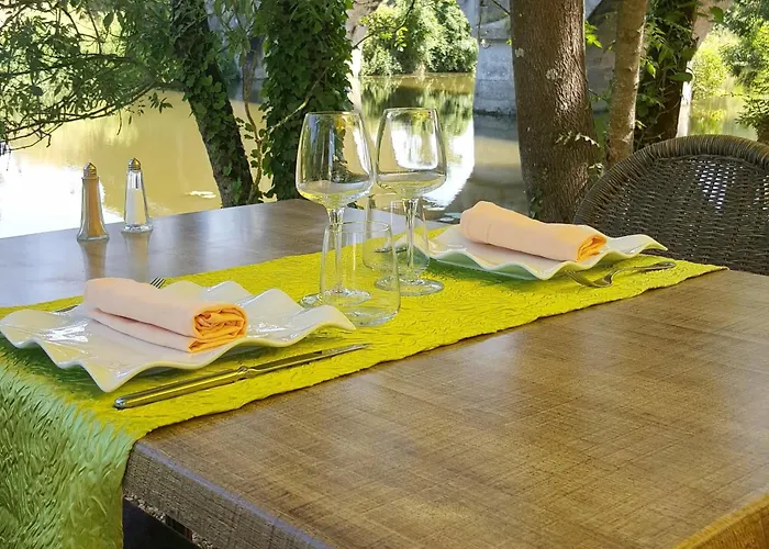 Hotel Logis De La Riviere 3*